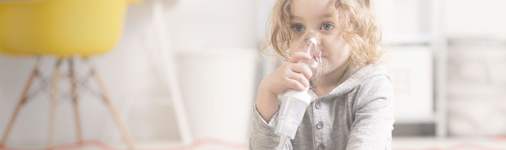 Ein Kind benutzt ein Inhalationsgerät, um die Atemwege zu behandeln und die Gesundheit zu verbessern.